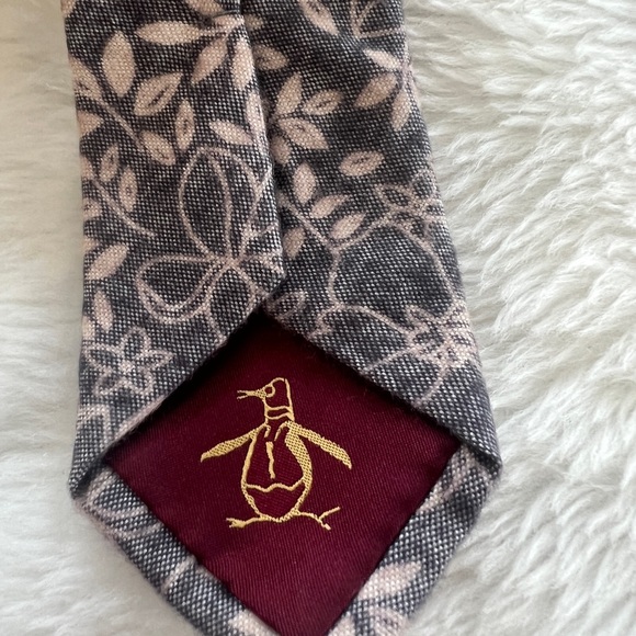 Penguin necktie, pocket square and label pin Cadet color. An original Penguin - Picture 5 of 10